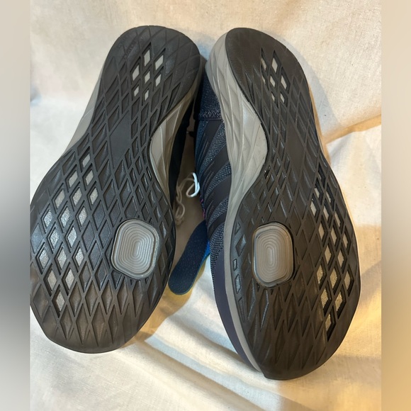 Woman’s Reeboks - Picture 5 of 7